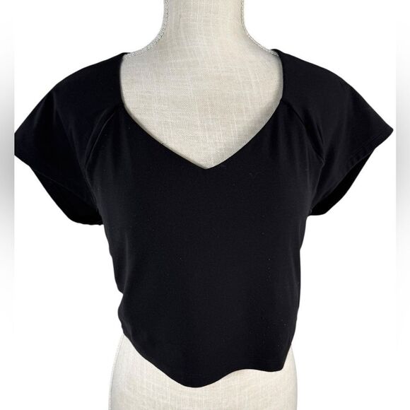 Offline by Aerie Black Real Me V-Neck Cropped Built In Bra T-Shirt - Picture 3 of 6